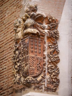 Bir evin dış duvarına taş oyulmuş asil arma.