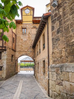 Taştan binaları olan eski bir kasaba.