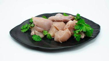 Beyaz arka planda taze tavuk eti