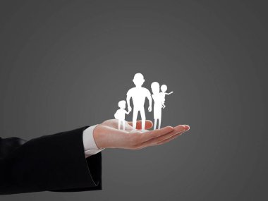 Aile simgesi iş adamının eline, sigortasına, ticaretine ve iş imajına yerleştirildi