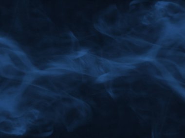 Koyu arkaplanda mavi duman.