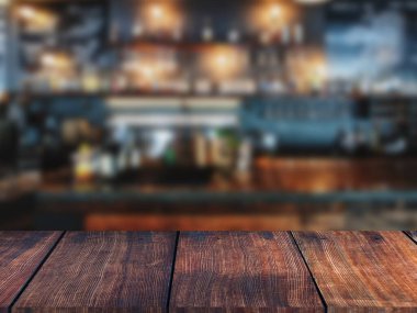 Kafenin soyut bulanık arkaplanının önündeki ahşap tablo resmi.