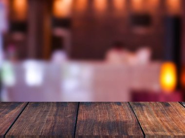Bar ve kafenin soyut bulanık arkaplanının önündeki ahşap tablo resmi.