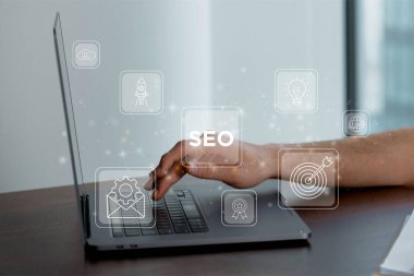 SEO arama motoru optimizasyonu, organik arama ve çevrimiçi markalaşma resmi