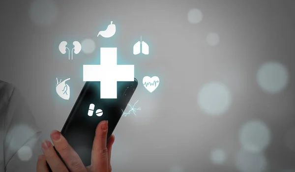Lekarz Medycyny Dotykający Elektronicznej Dokumentacji Medycznej Tabletkach Ubezpieczenie Zdrowotne Pomysł — Zdjęcie stockowe