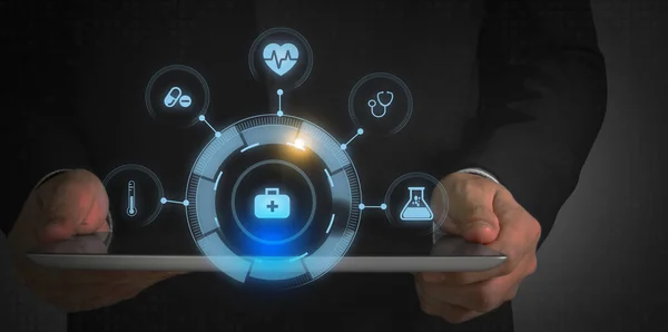 Lekarz Posiadający Elektroniczne Ikony Medyczne Tabletkach Szpitalach Lekach Obrazie Zdrowia — Zdjęcie stockowe