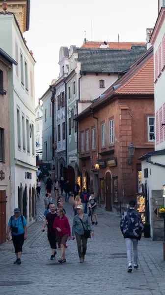 Pessoas Andam Cidade Velha Cesky Krumlov Uma Cidade Checa Localizada — Fotografia de Stock