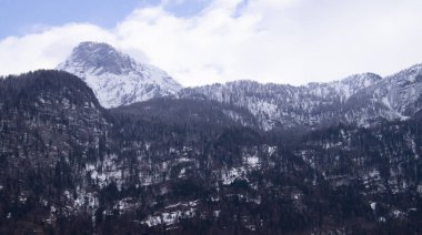 Avusturya Hallsttatt 'ta karla kaplı dağlar. Alpler. Avrupa 'da Dağ. 