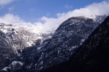 Avusturya Hallsttatt 'ta karla kaplı dağlar. Alpler. Avrupa 'da Dağ. 