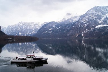 Avusturya 'nın Hallstatt kasabasında insanları taşıyan tekne.. 