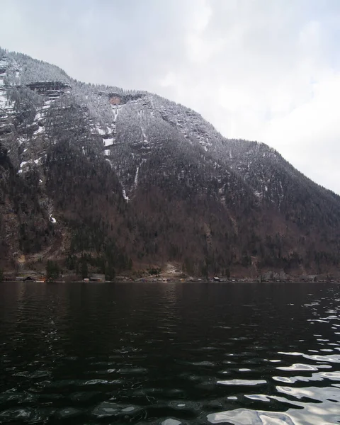 İlkbaharın başında Alpler. Avrupa 'daki dağlar. Hallstatt Gölü. 