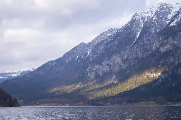 Άλπεις Στις Αρχές Της Άνοιξης Βουνά Στην Ευρώπη Λίμνη Χάλστατ — Φωτογραφία Αρχείου