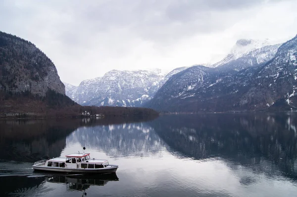 Avusturya 'nın Hallstatt kasabasında insanları taşıyan tekne.. 