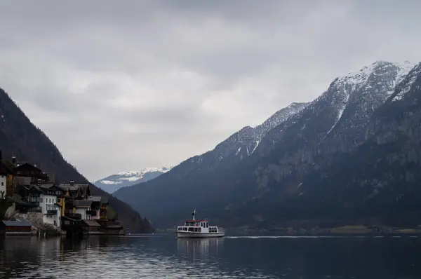 Yaklaşan tekneyle Hallstatt Kasabası 'nın görüntüsü.