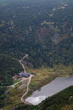 Polonya ulusal parkında yürüyüş yapan dev dağlar Polonya Karkonoski parkı Narodowy Polskie Avrupa 'da açlık içinde yürüyüş dağlarda sisli ufukta 