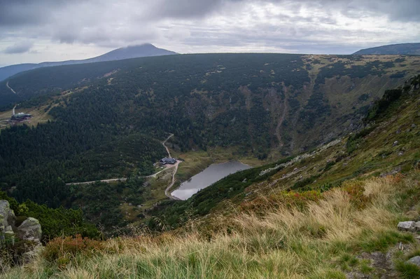 Polonya ulusal parkında yürüyüş yapan dev dağlar Polonya Karkonoski parkı Narodowy Polskie Avrupa 'da açlık içinde yürüyüş dağlarda sisli ufukta 