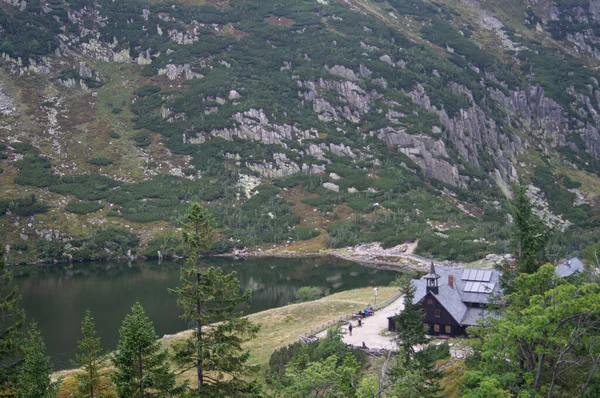 Polonya ulusal parkında yürüyüş yapan dev dağlar Polonya Karkonoski parkı Narodowy Polskie Avrupa 'da açlık içinde yürüyüş dağlarda sisli ufukta 
