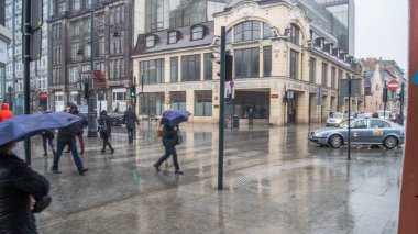 Şehir hayatı yağmurda. Polonya kasabası Lodz. Ana cadde Piotrkowska. Yağmurda yürüyorum. Sonbaharın sonlarında Polonya 'da. Avrupa şehri. 