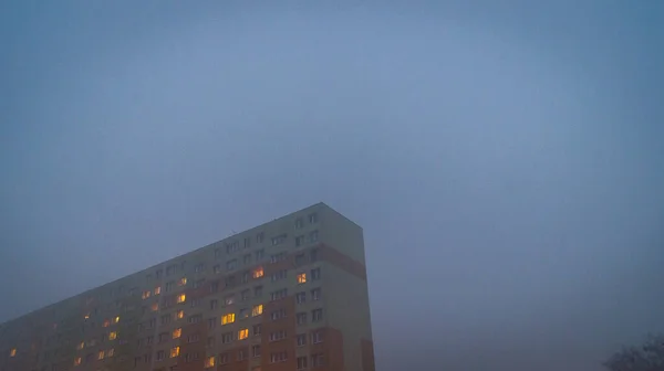 Edificio Vivo Por Noche Niebla Lodz Polonia Haze Luces Edificio — Foto de Stock