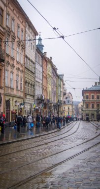 Lviv, Ukrayna 'da yağmurlu bir sonbahar günü. Islak gün, soğuk sonbahar. Eski kasaba, ana meydan, kasvetli gün, 