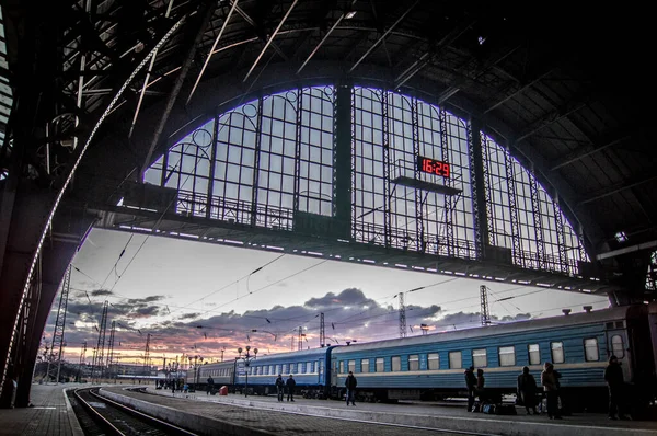 리비프의 오래된 기차역 우크라이나 우크라이나어 어두운 하늘에 출발을 기다리고 — 스톡 사진