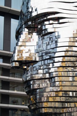 Fütürist heykel, Prag, Çekoslovakya 'da döner kafa. Kafası yansıtıcı metalden yapılmış. Soyut sanat, Franz Kafka. 