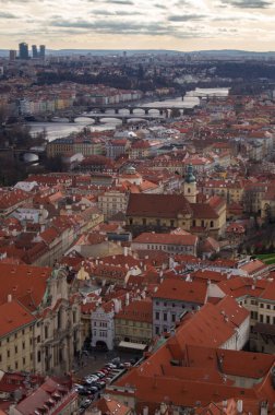 Şatonun tepesinden Prag manzarası, Çek. İyi akşamlar, eski Avrupa. Vltava Nehri. Kırmızı çatılar, romantik şehir manzarası, ziyaret edilecek yer. 