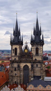 Tyn 'dan önce Meryem Ana Kilisesi. Prag, Çek Cumhuriyeti. Katedral, eski Avrupa mimarisi. Bulutlu bir gün. Gotik mimari. 