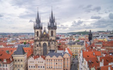 Tyn 'dan önce Meryem Ana Kilisesi. Prag, Çek Cumhuriyeti. Katedral, eski Avrupa mimarisi. Bulutlu bir gün. Gotik mimari. Ana meydanın panoraması. 