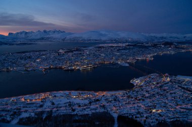 Tromso, Norveç 'teki dağın tepesinden akşam manzarası. Kutup çemberi, kışın. Fiyort, kutup denizi. Karanlık bir akşam. Nefes kesici bir manzara. Huzurlu bir yer. 