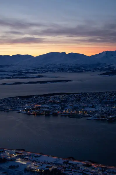 ノルウェーのトロムソ山頂からの夜景 冬のポーラーサークル フィヨルド 暗い夜に カラフルな空 ブレステイクビュー — ストック写真
