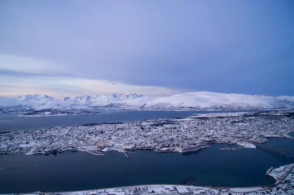 挪威特罗姆瑟山顶的夜景 北极圈 在冬天 极地海 漆黑的夜晚吸气的观点 城市从顶部 无人驾驶飞机的观点 在岛上 极地之夜 — 图库照片