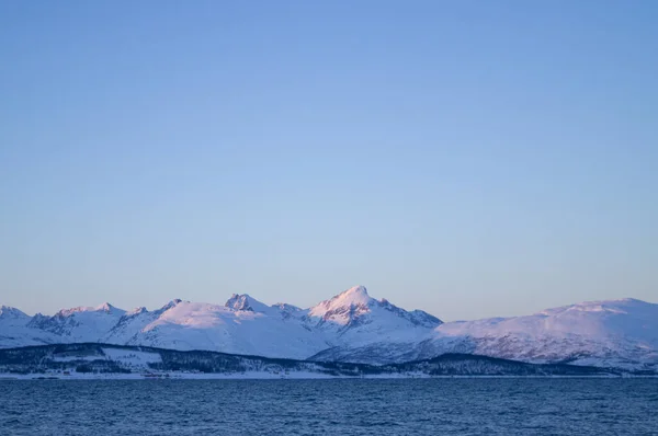 在挪威特罗姆瑟的夜晚 北极圈 在冬天 极地海 漆黑的夜晚吸气的观点 背景中的山 晴朗的天空 极地圈 — 图库照片