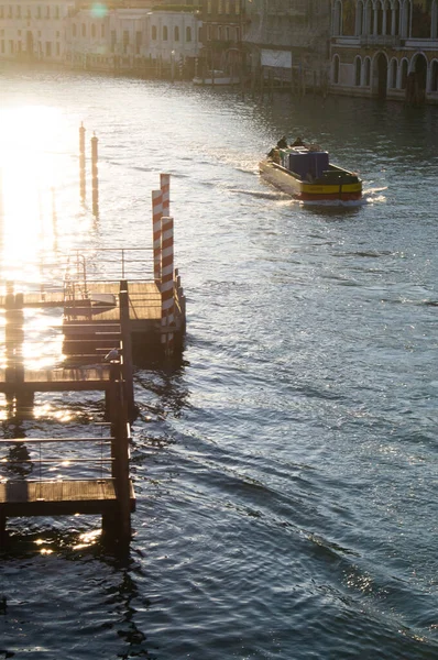 Прекрасный Завораживающий Вечер Венеции Италия Канал Груша Зима Вода Лодка — стоковое фото