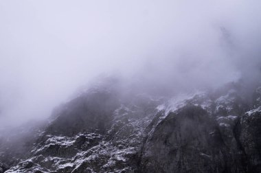 Karla kaplı Polonya 'daki Rysy Dağları' nın büyüleyici kış manzarası. Yoğun bir sis tabakasıyla örtülmüş. Bir merak, sükunet hissi uyandırıyor..