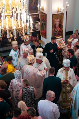 Metropolitan Epiphanius, 2 Haziran 2023 'te Kutsal Diriliş Kilisesi' nin kutsaması sırasında müminlerle bir araya gelir. Avizelerin, rahiplerin ve cemaatin parıltıları arasında derin bir an paylaşıyorlar..