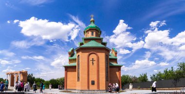 Metropolitan Epiphanius 'un Kutsal Diriliş Kilisesi' ni 2 Haziran 2023 'te Dindarlar, geniş mavi gökyüzü altında düzenlenen açılış ayinine katılarak, manevi öneme ve mimari güzelliğe sahip bir günü kutluyorlar..