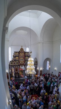Brüksel 'in Kutsal Diriliş Kilisesi, Metropolitan Epiphanius' un önderliğindeki bir ibadet denizini avizelerin ışıltısı altında yakalar. 2 Haziran 2023.