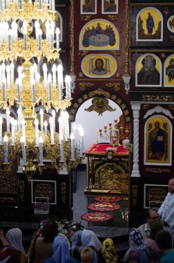 Yeni kutsanmış Kutsal Diriliş Kilisesi 'nde inananlar, Metropolitan Epiphanius' un ayinine tanıklık etmek için 2 Haziran 2023 'te karmaşık ikonlar arasında toplandılar..