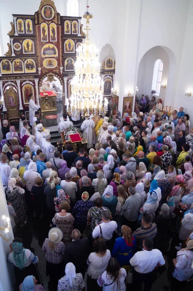 Kutsal Diriliş Kilisesi 'nde Metropolitan Epifanius ile yapılan kutsal törende gelenek ve topluluk 2 Haziran 2023' te güçlü bir inanç gösterisi ile bir araya gelir. Kutsallığı görmezden gelen inananlar, kutsal ayinler gibi hürmetle ayakta dururlar..