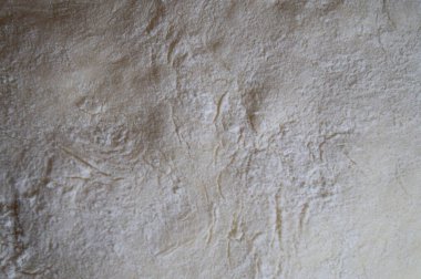 Ekmek hamurunun karmaşık dokusu, pişirme sanatının güzel bir kanıtı. Yemek meraklıları ve ilham arayan ev fırıncıları için mükemmel. Yemek pişirmenin doğasında var olan hassas ayrıntıları ve zanaatı ön plana çıkaran bir yakın plan..