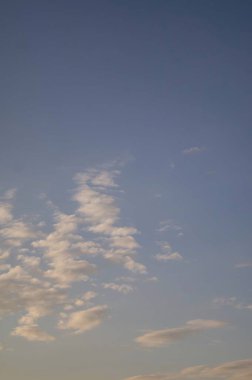 Ukrayna 'nın kırsal kesimlerinde bulutların dağıldığı temiz bir sabah gökyüzü, günün sakin ve huzurlu başlangıcını gösteriyor..