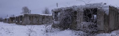 Terk edilmemiş binaların panoramik karlı manzarası Çernobil 'in yeniden yerleştirme çabalarından sonra izolasyon ve çürümeyi çağrıştırıyor..