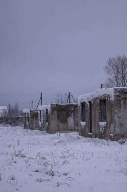 Terk edilmiş, bitmemiş yapıları olan, kasvetli ve soyutlanmış bir ruh halini çağrıştıran, çürümeyi ve unutulmuş çabaları simgeleyen karlı bir alan..