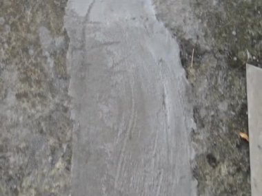 Islak Beton Yüzeyde Kararsız Kamera Hareketiyle Yakın Çekim