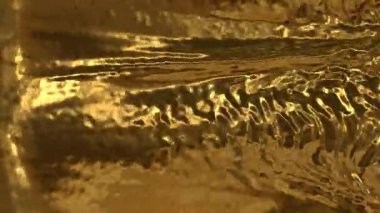 Zengin Yansıtıcı Hareket 'te Sıvı Dışı Altın Akış Yüzeyinde Lüks Doku, Premium Tasarım ve Görsel Güç Sunar