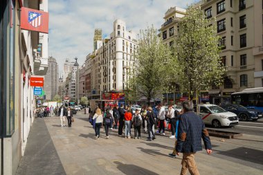 Madrid Şehir Merkezi, İspanya, otel cepheleri, yürüyen insanlar.