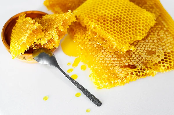 Honeycomb Vit Bakgrund Och Lerplatta Med Sked — Stockfoto