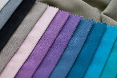 Perde ve dekor için mavi ve mor kadife kumaş örnekleri