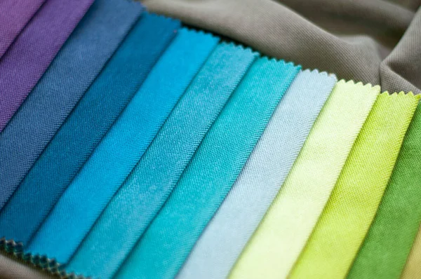 Perdeler için kadife kumaş. Mavi ve yeşil renkli osamit kumaş paleti